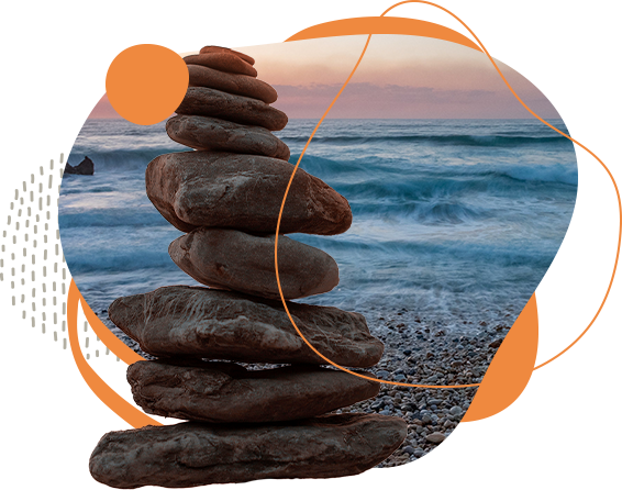 Piedras en equilibrio junto al mar, s&iacute;mbolo de terapia en psic&oacute;logos El Escorial