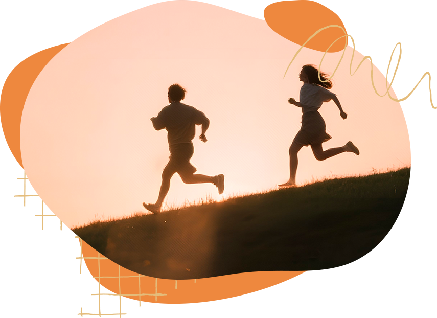 Pareja corriendo al atardecer, símbolo de proceso terapéutico en psicólogos El Escorial