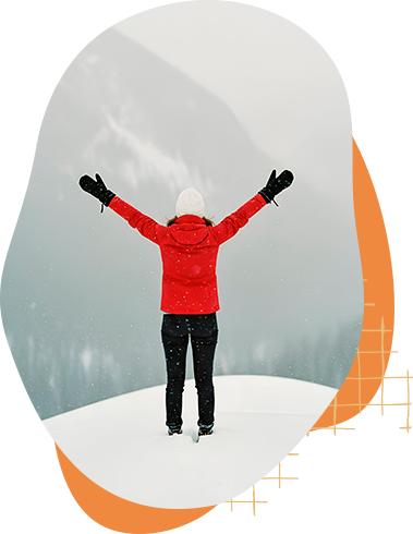 Persona con brazos abiertos en la nieve, símbolo de psicoterapia en psicólogos El Escorial